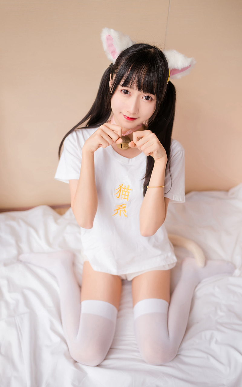 萝莉清纯美少女变身可爱兔女郎超短裤白丝长腿写真